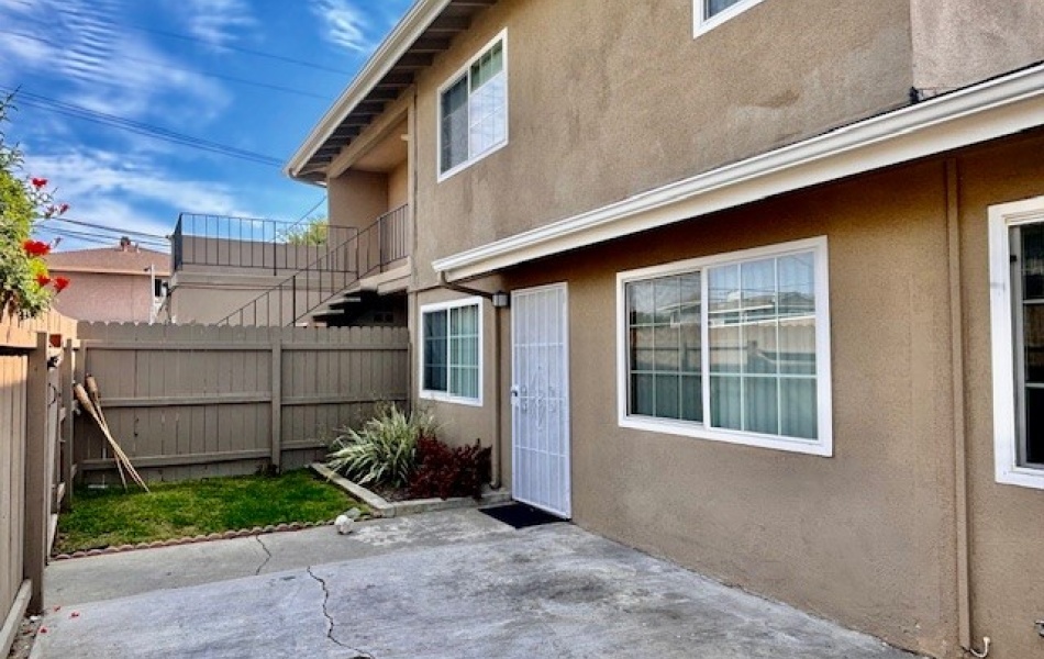 2-bedrooms 1 bath apartment Huntington Beach