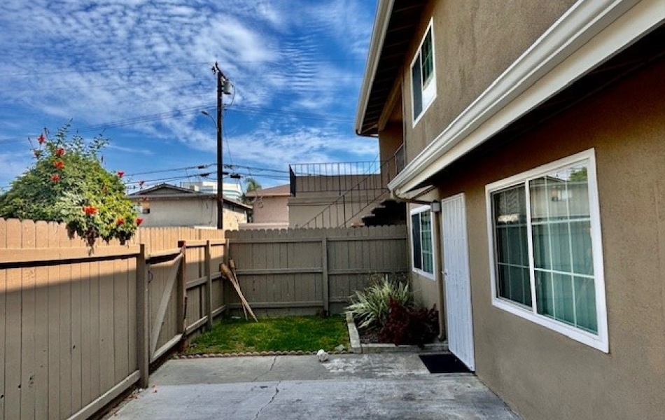 2-bedrooms 1 bath apartment Huntington Beach