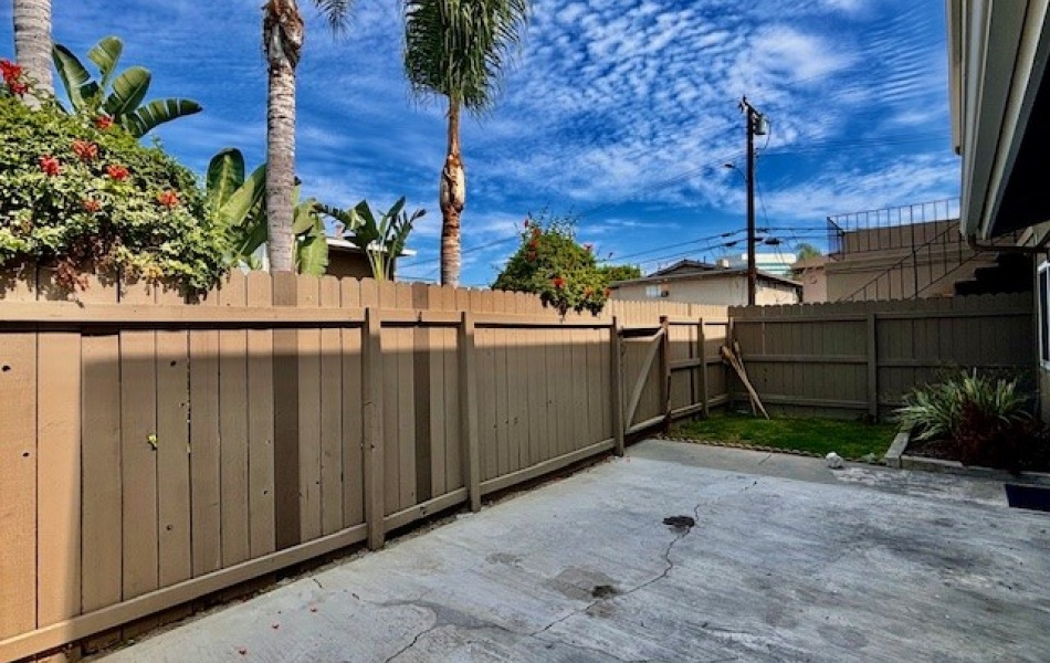 2-bedrooms 1 bath apartment Huntington Beach