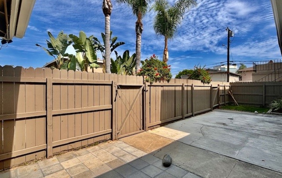 2-bedrooms 1 bath apartment Huntington Beach