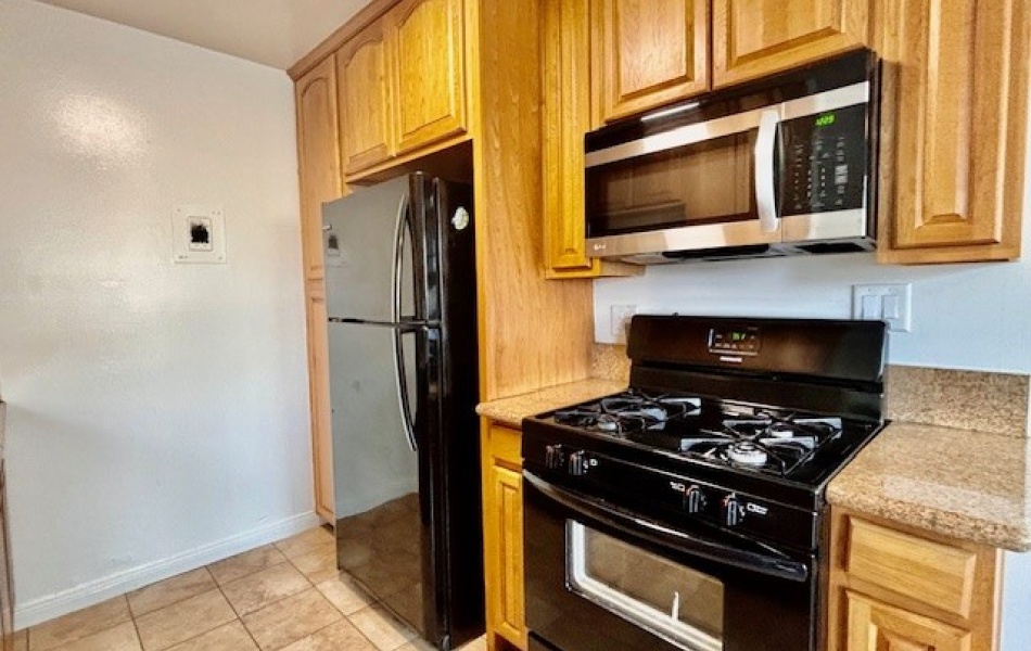 2-bedrooms 1 bath apartment Huntington Beach