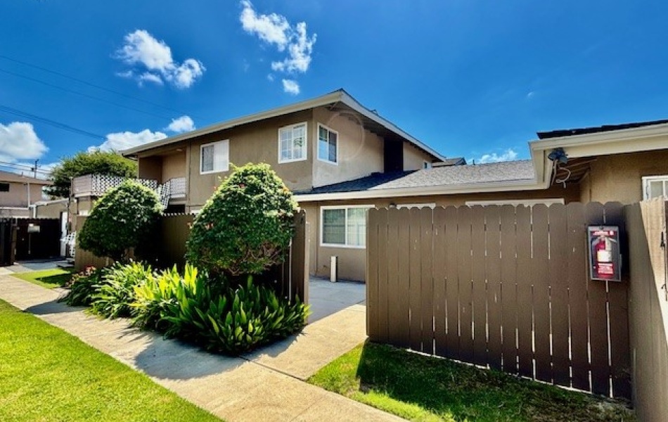 3- bedrooms 2 bathrooms; Huntington Beach; apartments