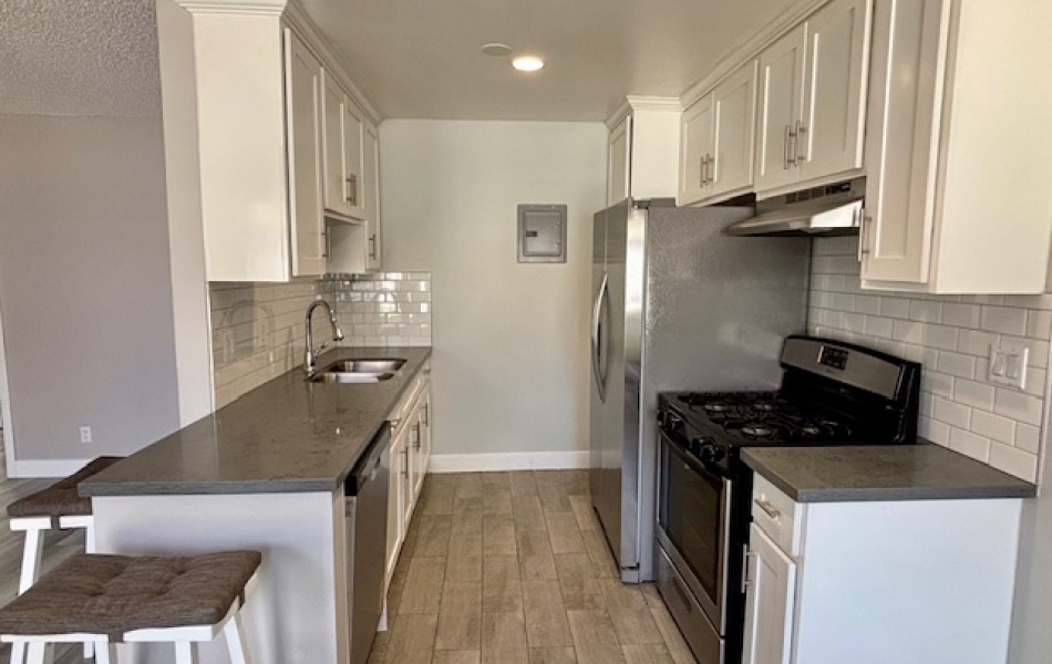 3- bedrooms 2 bathrooms; Huntington Beach; apartments