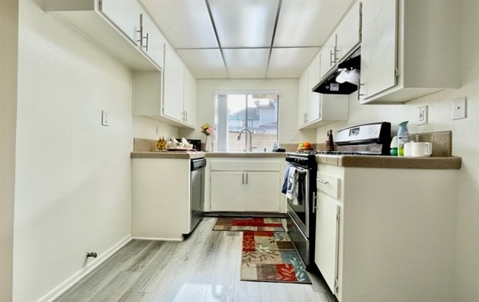 17181 Elm Lane, Huntington Beach, CA 92647, 3 Bedrooms Bedrooms, ,2 BathroomsBathrooms,Townhouse,For Rent,Elm Lane,1180