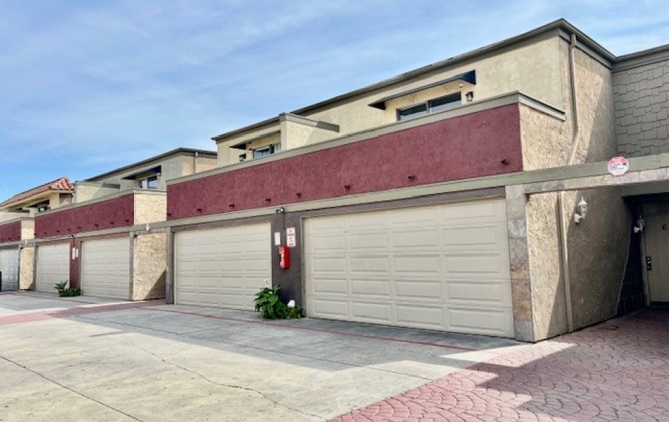 17181 Elm Lane, Huntington Beach, CA 92647, 3 Bedrooms Bedrooms, ,2 BathroomsBathrooms,Townhouse,For Rent,Elm Lane,1180