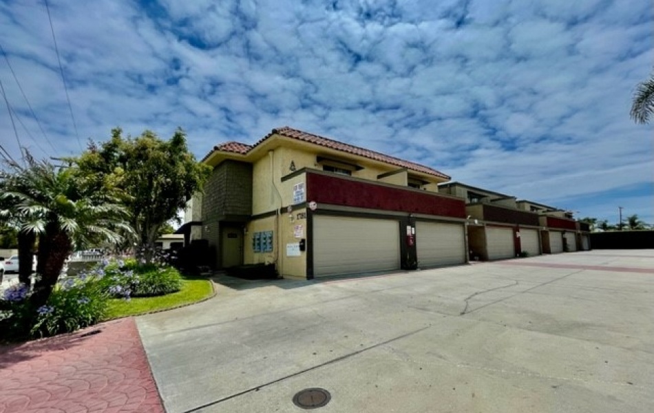 17181 Elm Lane, Huntington Beach, CA 92647, 3 Bedrooms Bedrooms, ,2 BathroomsBathrooms,Townhouse,For Rent,Elm Lane,1180