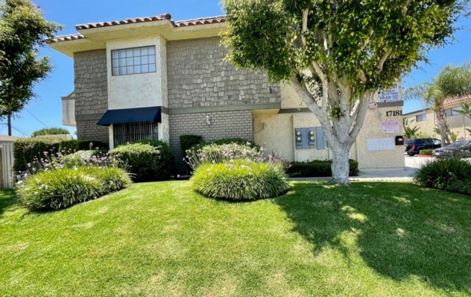 17181 Elm Lane, Huntington Beach, CA 92647, 3 Bedrooms Bedrooms, ,2 BathroomsBathrooms,Townhouse,For Rent,Elm Lane,1180
