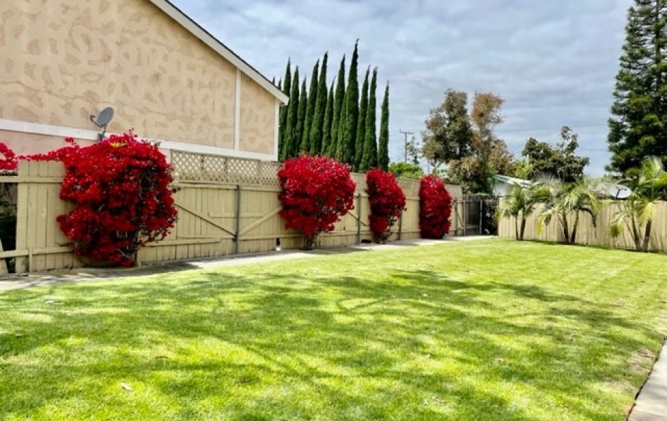 17181 Elm Lane, Huntington Beach, CA 92647, 3 Bedrooms Bedrooms, ,2 BathroomsBathrooms,Townhouse,For Rent,Elm Lane,1180