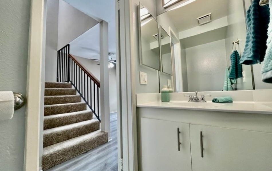 17181 Elm Lane, Huntington Beach, CA 92647, 3 Bedrooms Bedrooms, ,2 BathroomsBathrooms,Townhouse,For Rent,Elm Lane,1180