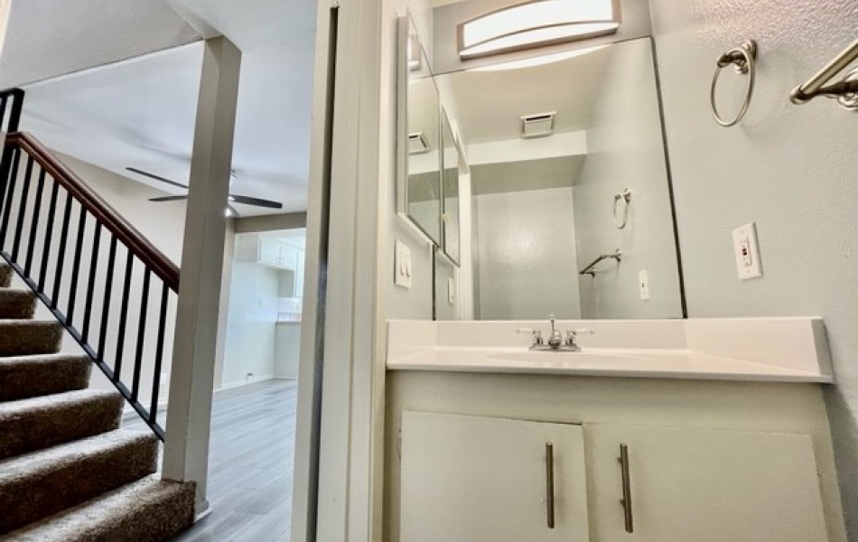 17181 Elm Lane, Huntington Beach, CA 92647, 3 Bedrooms Bedrooms, ,2 BathroomsBathrooms,Townhouse,For Rent,Elm Lane,1180