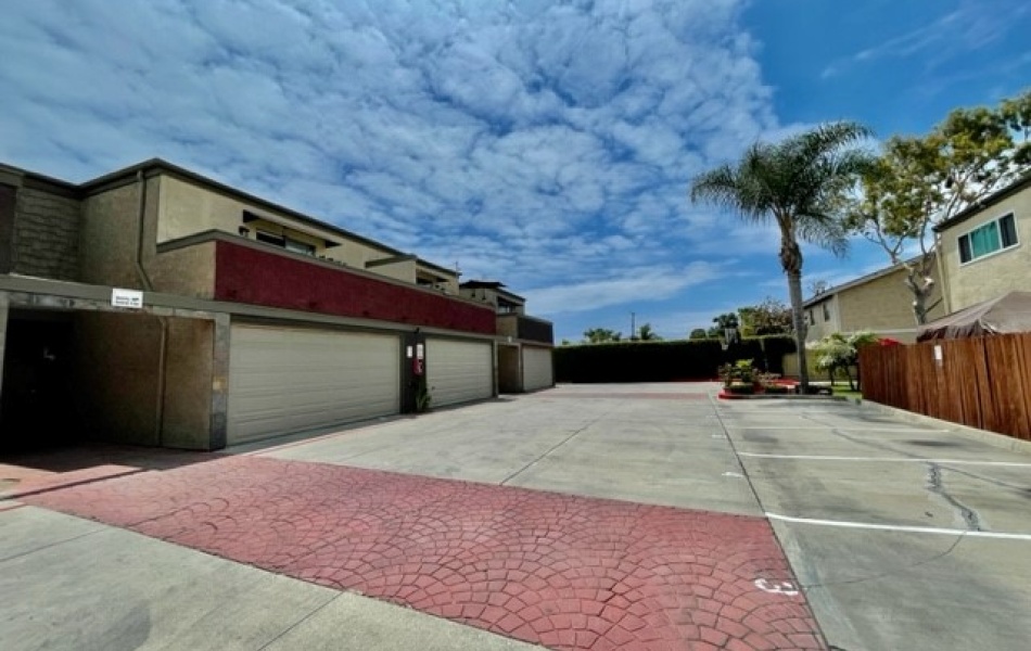17181 Elm Lane, Huntington Beach, CA 92647, 3 Bedrooms Bedrooms, ,2 BathroomsBathrooms,Townhouse,For Rent,Elm Lane,1180