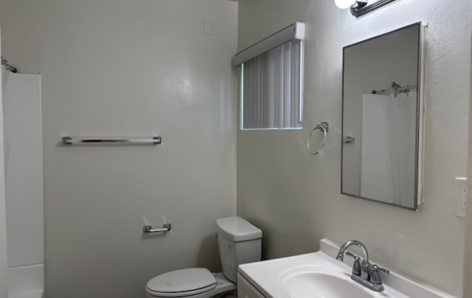 12425 Harris Avenue, Lynwood, CA 90262, 1 Bedroom Bedrooms, ,1 BathroomBathrooms,Apartment,For Rent,Harris Avenue,1032