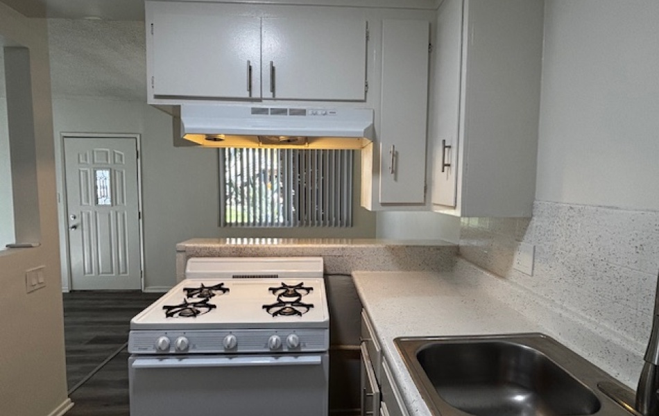 12425 Harris Avenue, Lynwood, CA 90262, 1 Bedroom Bedrooms, ,1 BathroomBathrooms,Apartment,For Rent,Harris Avenue,1032