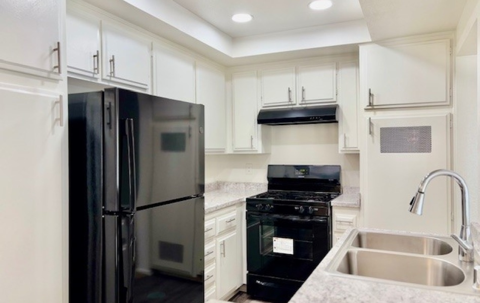 15582 Williams, Tustin, CA 92780, 2 Bedrooms Bedrooms, ,2 BathroomsBathrooms,Townhouse,For Rent,Williams,1035