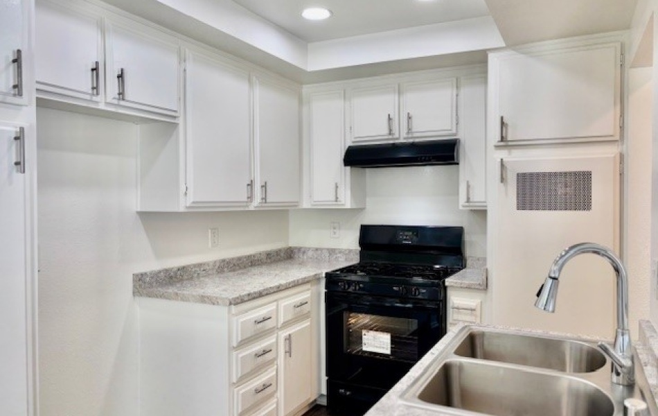 15582 Williams, Tustin, CA 92780, 2 Bedrooms Bedrooms, ,2 BathroomsBathrooms,Townhouse,For Rent,Williams,1035