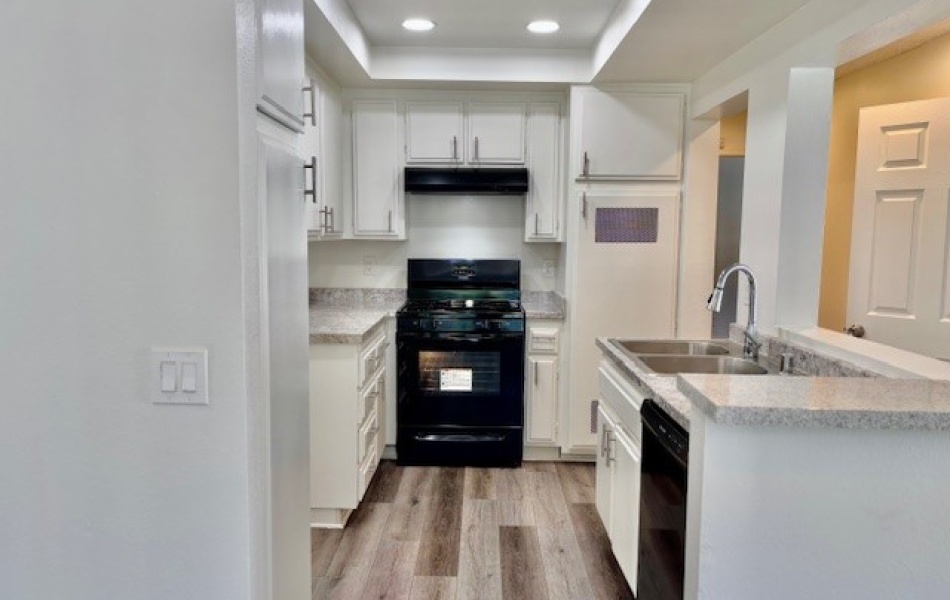 15582 Williams, Tustin, CA 92780, 2 Bedrooms Bedrooms, ,2 BathroomsBathrooms,Townhouse,For Rent,Williams,1035