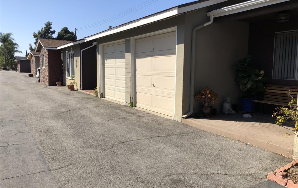 2536 Orange Ave, Costa Mesa, CA 92627, 2 Bedrooms Bedrooms, ,1 BathroomBathrooms,Apartment,For Rent,Orange Ave,1044