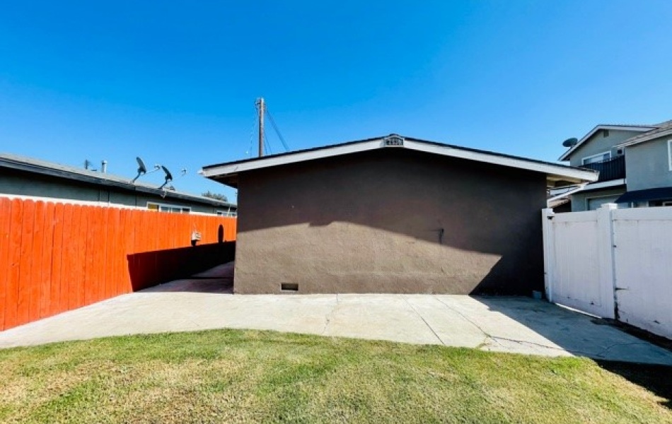 2536 Orange Ave, Costa Mesa, CA 92627, 2 Bedrooms Bedrooms, ,1 BathroomBathrooms,Apartment,For Rent,Orange Ave,1044